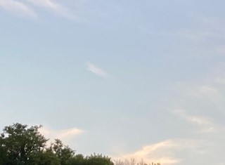 暑い日の夏の夕方、ヒグラシがなく空、涼しい風