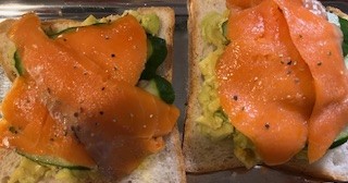アボガドとサーモンのサンドイッチ